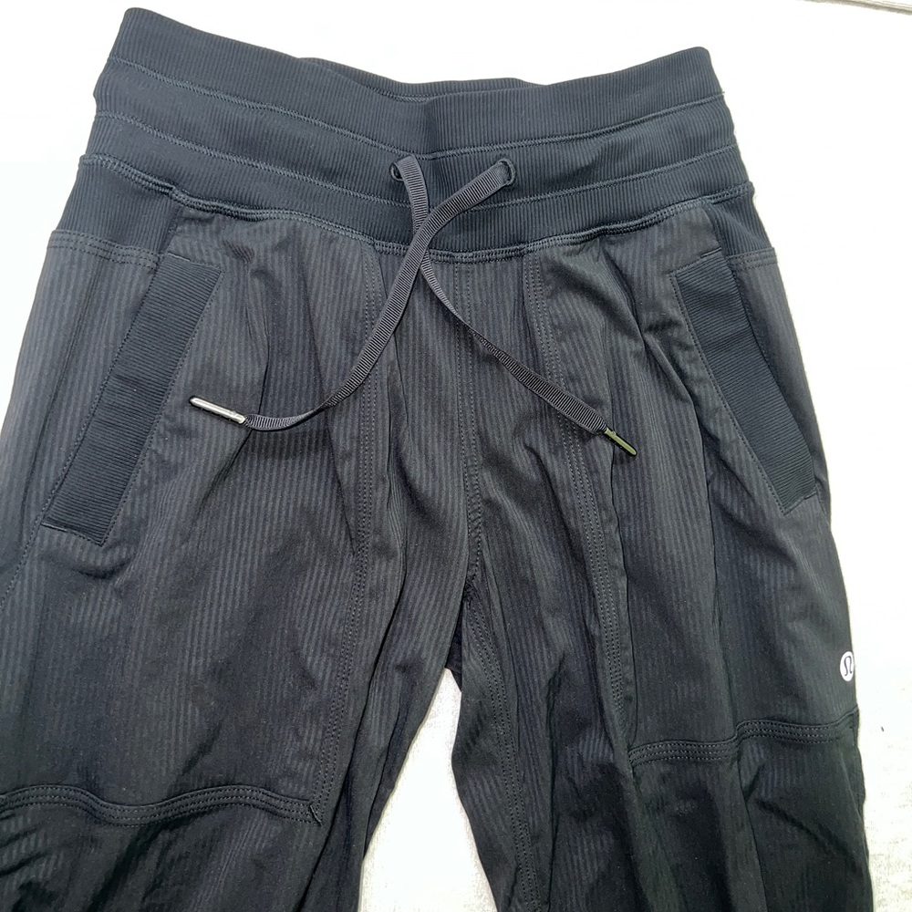Lululemon Dance Studio Mid-Rise Pant
Full Length. Never worn. Size 0.
